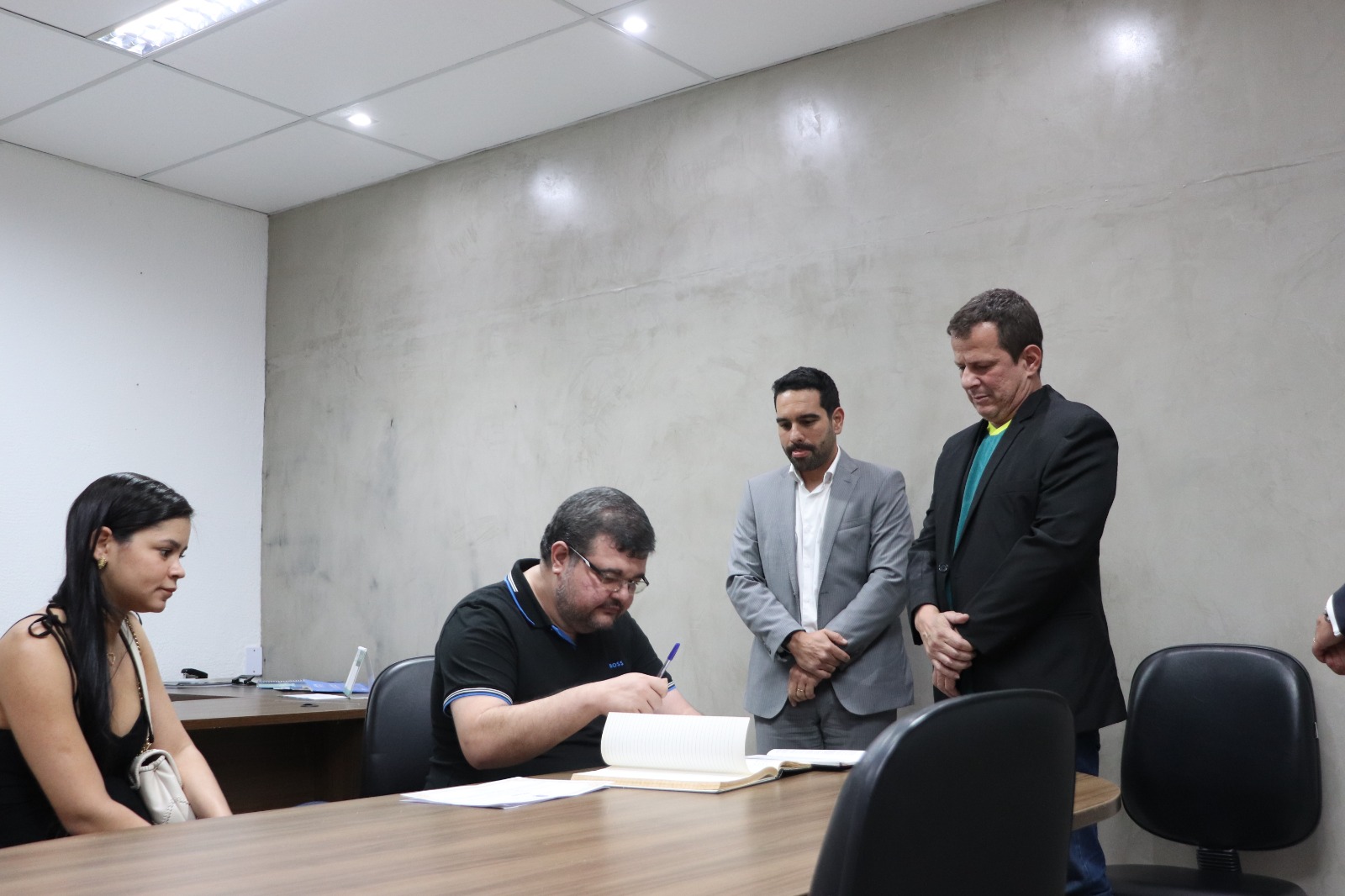 CÂMARA DE ITAGUAÍ DÁ POSSE A RUBEM VIEIRA  