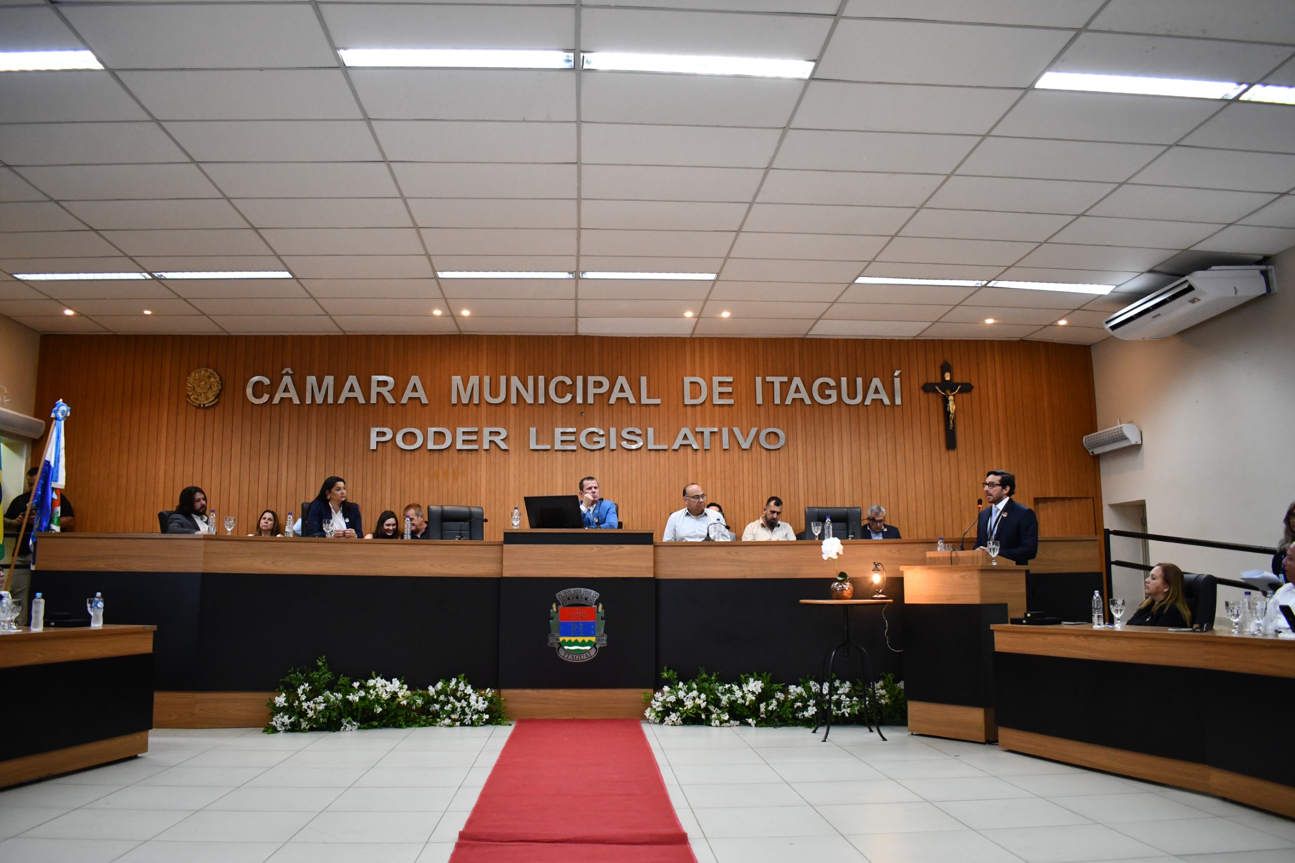 CÂMARA REALIZA SESSÃO SOLENE PARA ENTREGA DOS TÍTULOS 