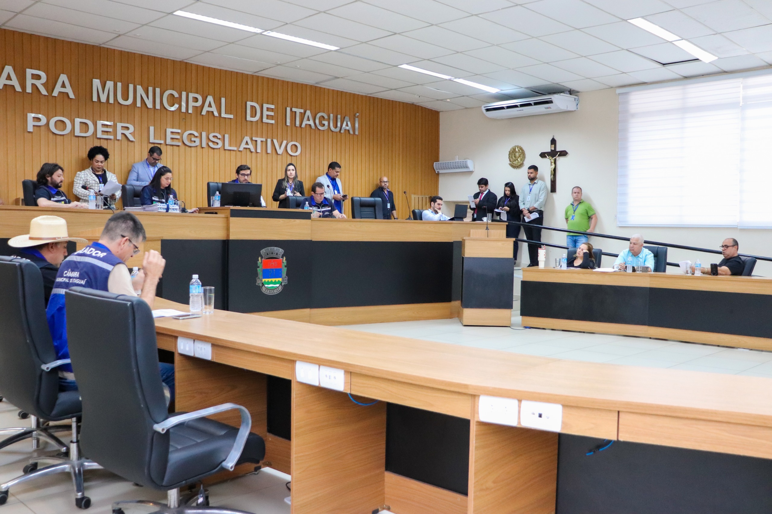  PARLAMENTARES COBRAM EXPLICAÇÕES SOBRE FALTA DE MEDICAMENTOS E LICENÇAS AMBIENTAIS SOB SUSPEITA