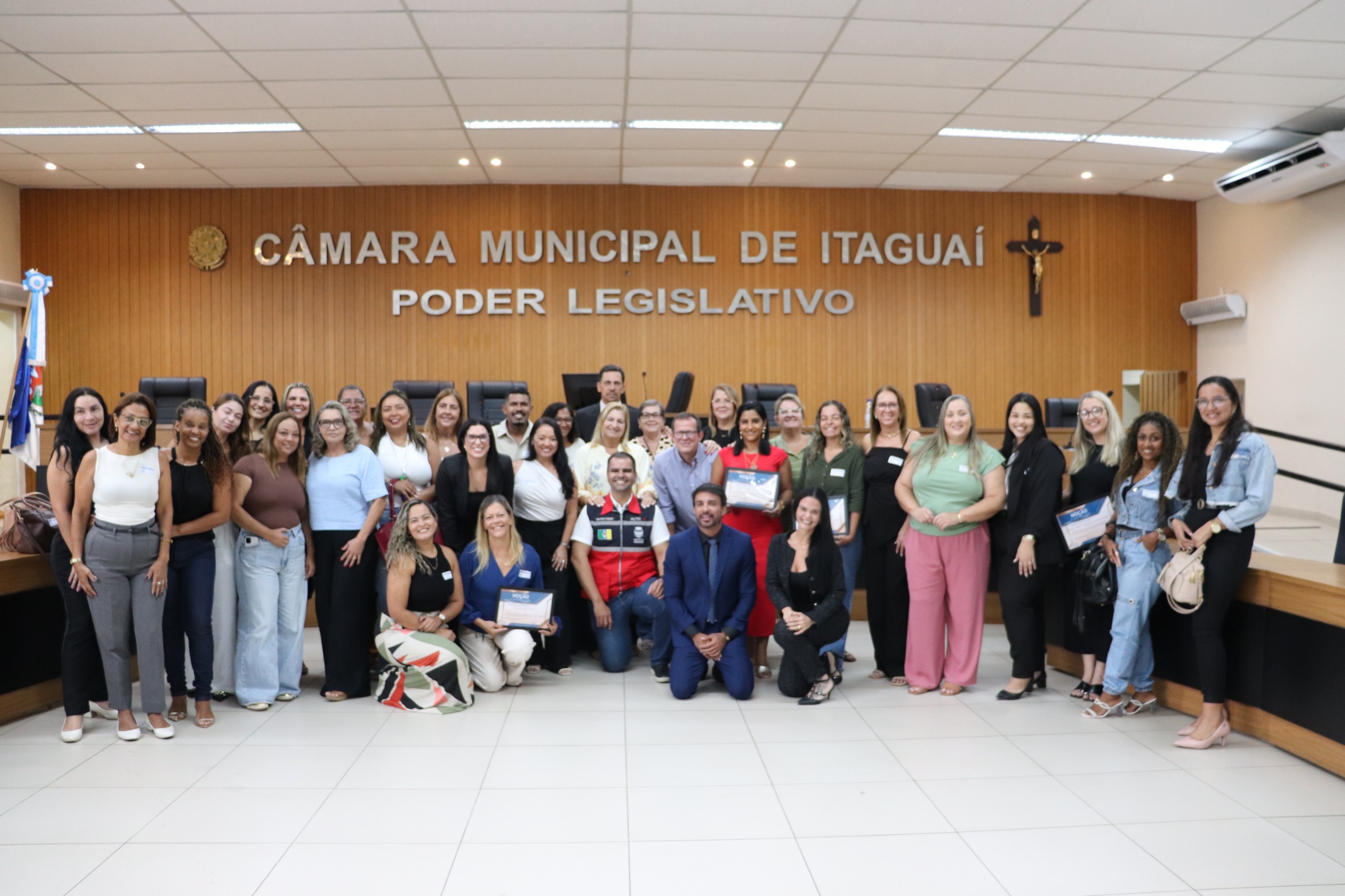 VEREADORES PRESTAM HOMENAGENS A EDUCADORES DA REDE MUNICIPAL